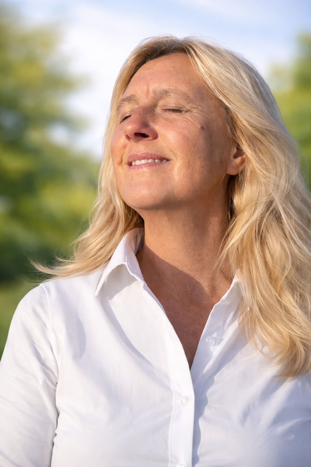 Angelika Maria Puhlmann-Kohn mit geschlossenen Augen entspannt im Sonnenlicht