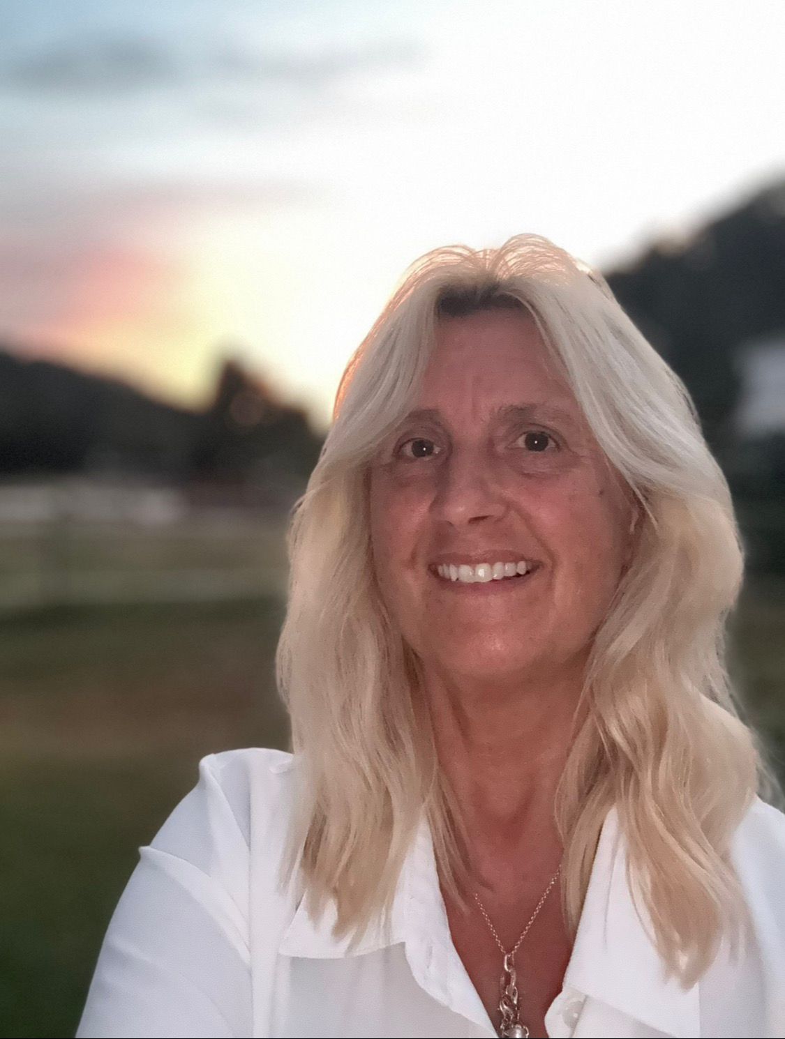 Angelika Maria Puhlmann-Kohn mit unscharfen Hintrgrund Abendstimmung